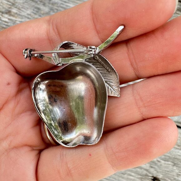Vintage Jewelry Giovanni Silver Tone Apple brooch pin - Picture 2 of 3